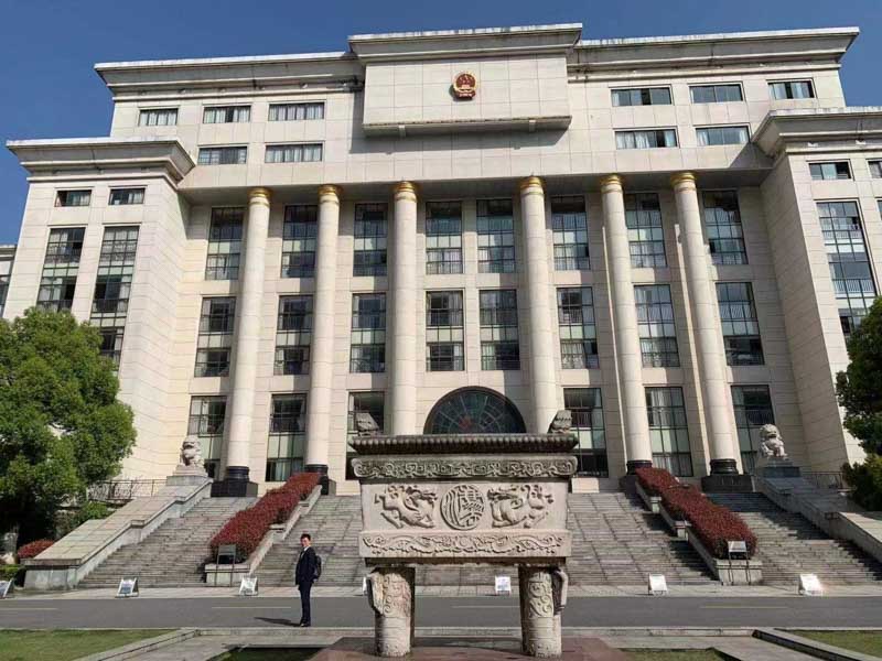 飯店服務(wù)員是三陪小姐是犯罪嗎？來和徐匯刑事律師看看這個案例