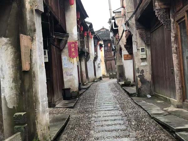 飯店服務(wù)員是三陪小姐是犯罪嗎？來和徐匯刑事律師看看這個案例