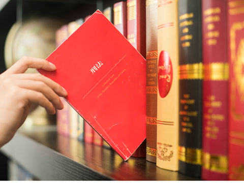 濫用管理公司、證券職權(quán)罪