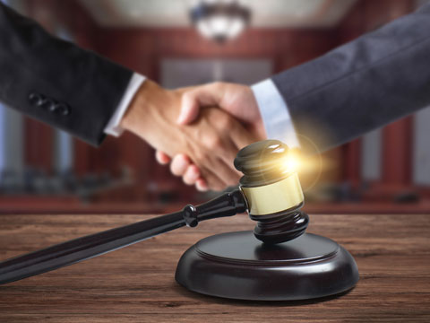 上海取保候?qū)徛蓭焈申請取保候?qū)徛蓭熥饔? src="/uploads/allimg/200307/1-20030F93FR03.jpg" style="font-family: 微軟雅黑; font-size: 18px; text-align: center; width: 480px; height: 360px;" /></p>
<p>
	<span style="font-size:18px;"><span style="font-family:微軟雅黑;">四、申請取保候?qū)徛蓭煹淖饔?/span></span></p>
<p>
	<span style="font-size:18px;"><span style="font-family:微軟雅黑;">　　<strong>上海取保候?qū)徛蓭?/strong>：申請取保候?qū)徥遣皇且欢ㄒ胰”：驅(qū)徛蓭熌?回答是否定的，因?yàn)榉擅鞔_規(guī)定，犯罪嫌疑人、被告人及其法定代理人、近親屬或者辯護(hù)人有權(quán)申請變更強(qiáng)制措施。也就是近親屬也是可以代為</span></span><span style="font-family: 微軟雅黑; font-size: 18px;">申請取保候?qū)彽?。那么既然不是一定要找取保候?qū)徛蓭熯M(jìn)行取保候?qū)?，那也就沒有必要再委托專業(yè)的取保候?qū)徛蓭煹陌?這個(gè)問題的回答依然是否定的。原因如下：</span></p>
<p>
	<span style="font-size:18px;"><span style="font-family:微軟雅黑;">【</span></span><span style="font-family: 微軟雅黑; font-size: 18px;">申請取保候?qū)徛蓭熥饔靡?/span><span style="font-family: 微軟雅黑; font-size: 18px;">】</span></p>
<p>
	<span style="font-size:18px;"><span style="font-family:微軟雅黑;">　　專業(yè)取保候?qū)徛蓭熗ㄟ^常年的法律知識學(xué)習(xí)并有一定的取保候?qū)徑?jīng)驗(yàn)。根據(jù)上海取保候?qū)徛蓭煹慕?jīng)驗(yàn)，取保候?qū)彽倪^程是對嫌疑人、被告人在刑法上輕重的判斷，往往情節(jié)越輕，申請取保候?qū)彸晒Φ目?/span></span><span style="font-family: 微軟雅黑; font-size: 18px;">能就更大，而這些只有專業(yè)的刑事案件律師，能夠?qū)@些被法律認(rèn)可的情節(jié)進(jìn)行全面的歸納、總結(jié)，并將其形成書面意見，然后再向辦案機(jī)關(guān)申請取保候?qū)彙?/span></p>
<p>
	<span style="font-size:18px;"><span style="font-family:微軟雅黑;">【</span></span><span style="font-family: 微軟雅黑; font-size: 18px;">申請取保候?qū)徛蓭熥饔枚?/span><span style="font-family: 微軟雅黑; font-size: 18px;">】</span></p>
<p>
	<span style="font-size:18px;"><span style="font-family:微軟雅黑;">　　一般刑事案件，情節(jié)不嚴(yán)重的，如果嫌疑人、被告人獲得了被害人的諒解，那么被取保候?qū)彽目赡苄跃蜁鄳?yīng)地增加。但是因?yàn)榧覍賲s不具備專業(yè)知識及從業(yè)經(jīng)驗(yàn)，無從判斷，即使家屬</span></span><span style="font-family: 微軟雅黑; font-size: 18px;">知道取得被害人的諒解可能會有一定的好處，也不知道該怎樣去操作，并形成有效的法律文書，這個(gè)時(shí)候就最好能夠委托專業(yè)取保候?qū)徛蓭熯M(jìn)行申請，這樣取保候?qū)從軌蚋禹樌?/span></p>
<p>
	<span style="font-size:18px;"><span style="font-family:微軟雅黑;">【</span></span><span style="font-family: 微軟雅黑; font-size: 18px;">申請取保候?qū)徛蓭熥饔萌?/span><span style="font-family: 微軟雅黑; font-size: 18px;">】</span></p>
<p>
	<span style="font-size:18px;"><span style="font-family:微軟雅黑;">　　最后一點(diǎn)也是最重要的一點(diǎn)是，刑事拘留后家屬是不見到當(dāng)事人的，只有<strong>申請取保候?qū)徛蓭?/strong>在刑拘期內(nèi)可以到看守所指導(dǎo)嫌疑人如何在批捕檢察官提審時(shí)陳述案件事實(shí)、強(qiáng)調(diào)對自己有利的情節(jié)</span></span><span style="font-size: 18px;"><span style="font-family:微軟雅黑;">。公安機(jī)關(guān)制作的筆錄中往往注重有罪事實(shí)而忽略對犯罪嫌疑人有利的事實(shí)或情節(jié)，而這些事實(shí)又是對犯罪嫌疑人申請取保候?qū)彉O為關(guān)鍵的，那么在檢察審時(shí)著重強(qiáng)調(diào)這些事實(shí)就極為必要</span></span>。</p>
<p style="text-align: center;">
	<img alt=